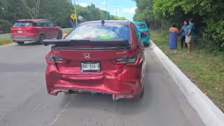 Dos vehículos chocaron sobre la avenida Costera, a la altura de Palmas II.