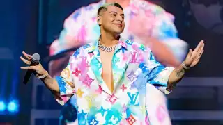 En redes sociales circula un video en el que se puede ver que Eduin Caz es llevado al hospital en ambulancia