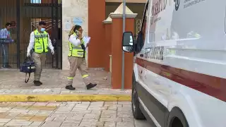 El maestro se cayó, pero sus compañeros lo ayudaron rápido y ya está bien