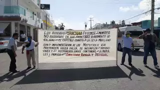 Taxistas de Chetumal exigen al Ayuntamiento el retiro del permiso a mototaxis