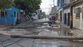 Postes deteriorados caen en Ciudad del Carmen y dejan a familias sin luz