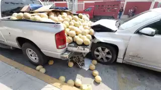 La camioneta se encontraba vendiendo melones cuando fue impactada