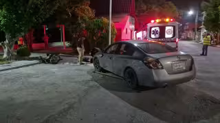 Motociclista resulta lesionado tras impactarse contra automóvil en la colonia Playón