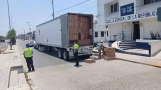Guardia Nacional asegura cargamento ilegal de cigarros procedente de Belice en carretera Escárcega-Chetumal