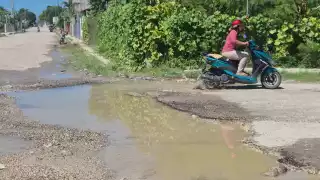La condición de la vía es lamentable y pone en riesgo a todos.