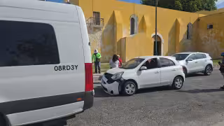 Tremendo susto se llevó una anciana al llegar a misa en Campeche, cuando un automóvil chocó el suyo