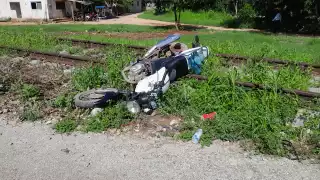 Un motociclista en estado inconveniente y a exceso de velocidad perdió el control en una curva y derrapó, resultando con el rostro casi desfigurado.