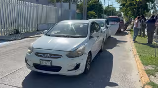 Aparatosa carambola frente al Hospital Bienestar deja fuertes daños materiales