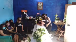 Doña María Che, madre de Mary Kay, en el velorio de María May