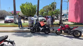 Un motociclista resultó lesionado tras ser impactado por un taxi frente a City Club.