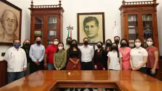 Las jóvenes se reunieron con el gobernador