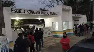 Los alumnos en Carrillo Puerto hicieron filas para el ingreso a los planteles educativos en la Zona Maya de Quintana Roo