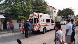 El herido terminó en el piso, sangrando en la costilla, ciudadanos de la zona pidieron la intervención  de los paramédicos para la valoración