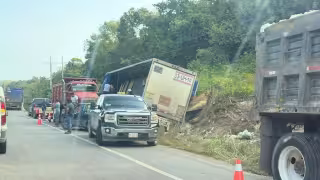 Volcadura de tráiler colapsa la circulación en la carretera federal 307