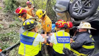 Paramédicos y bomberos rescataron a los lesionados del auto.