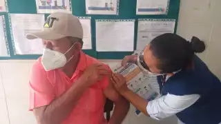 El personal médico, elementos de la marina entre personal del Gobierno Federal se encargaron del protocolo para que ingresen las personas de la tercera edad