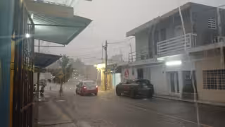 Tormenta eléctrica genera fuego en líneas de energía