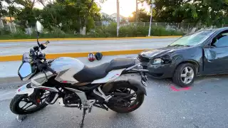 Ciudadanos auxilian a motociclista lesionado en vialidad campechana
