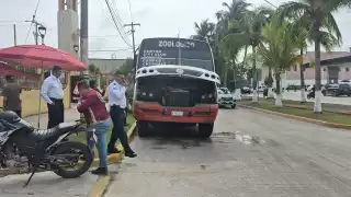 Protección Civil controla incendio en camión urbano en Campeche