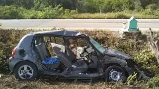 Uno de los carros quedó destrozado del impacto