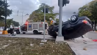 El accidente movilizó a personal del Heroico Cuerpo de Bomberos,  paramédicos de la Cruz Roja y elementos de la Dirección de Tránsito