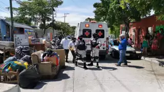 Vecinos impiden desalojo de una mujer en Ciudad del Carmen; su hermana vendió la casa