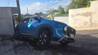 Camioneta pierde fuerza en una pendiente de Campeche y termina contra un puesto de madera