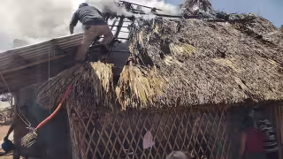 Voluntarios acudieron a controlar el fuego en una vivienda de madera en la comunidad de Tixcacab Guardia, en Carrillo Puerto