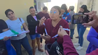 Padres de familia de la Primaria Urbana “Pablo Galeana” en Campeche se manifiestan contra el cese de una maestra