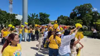 Medio centenar personas se reunieron en la Plaza Grande para visibilizar el cáncer infantil.