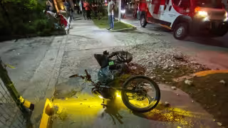 Motociclista sufre aparatoso accidente frente a un casino en la colonia Petrolera.
