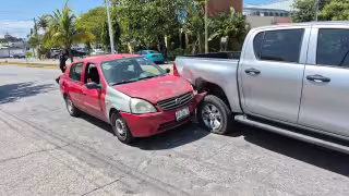 Un choque entre una camioneta y un automóvil dejó cuantiosos daños materiales en Ciudad del Carmen.