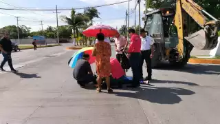 Una mujer y su hijo derraparon en su motoneta en la colonia Playa Norte debido a un perro que se atravesó en la calle.