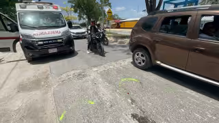 Motociclista se estrella por alcance contra un automóvil en la avenida Héroe de Nacozari, Campeche