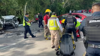 Paramédicos trasladaron de emergencia al vendedor de sombrillas al Hospital Bienestar, donde minutos después se confirmó su fallecimiento.