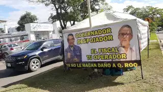 Los manifestantes se quejan del gobernador del estado y el fiscal