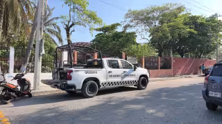 Elementos de la Guardia Nacional en presencia de padres de familia realización inspección de mochilas