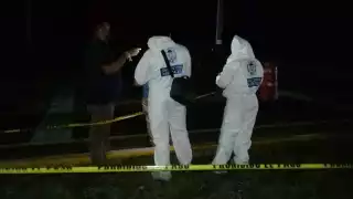 Peritos de la FGE llegaron al lugar de los hechos para acordonar el sitio y levantar los cuerpos