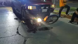 Motocicleta queda debajo de camioneta durante accidente en Ciudad del Carmen