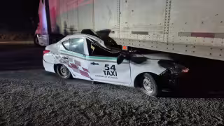 Taxi queda prensado bajo tráiler en la en Ciudad del Carmen–Isla Aguada
