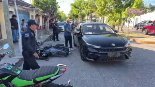 Estrenaban moto y terminan en el suelo: pareja resulta herida tras choque en Carmen