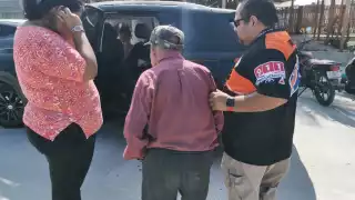 Paramédicos de Protección Civil le brindaron los primeros auxilios