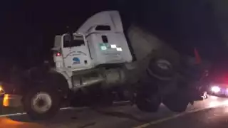 Habitantes de José María Morelos rapiñan costales de harina de tráiler volcado