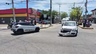 Camioneta habría ignorado la luz roja y provocado el encontronazo.