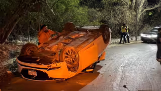 Aparatosa volcadura en la avenida Escénica; conductor ileso