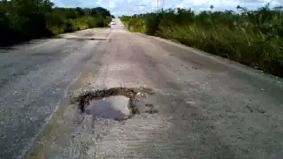 Habitantes de Mahahual exigen repavimentación urgente de la carretera a Cafetal