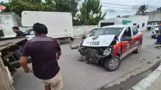 Taxi franja naranja sufre daños tras corte de circulación en Champotón