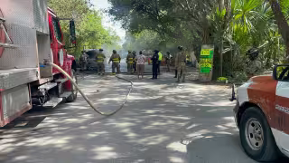 Incendio por corto circuito deja camioneta de redilas calcinada en Cancún