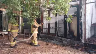 Incendio de dos palapas de restaurante en Tulum movilizó a cuerpos de emergencia