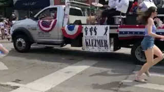 En diferentes videos se aprecia a gente que corre para huir del sitio donde se registraron los disparos